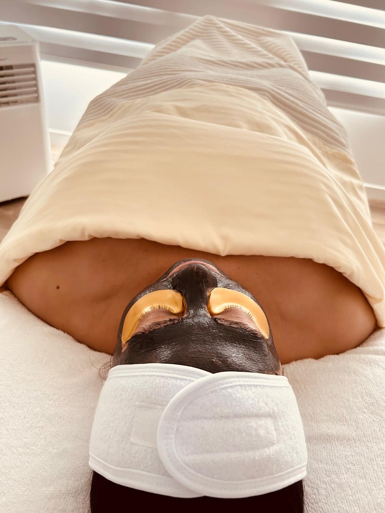 Tratamiento Facial Balance con mascarilla purificante y parches de oro en VENUSTĀS Spa Edmonton