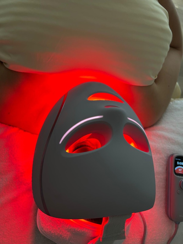 Terapia de luz LED roja para rejuvenecimiento facial en VENUSTĀS Spa