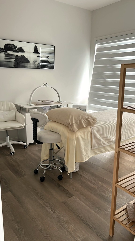 Cabina de tratamiento y camilla de masajes en VENUSTĀS Spa